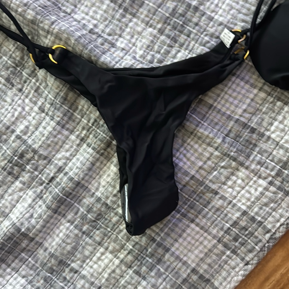 Black bikini - Picture 2 of 3